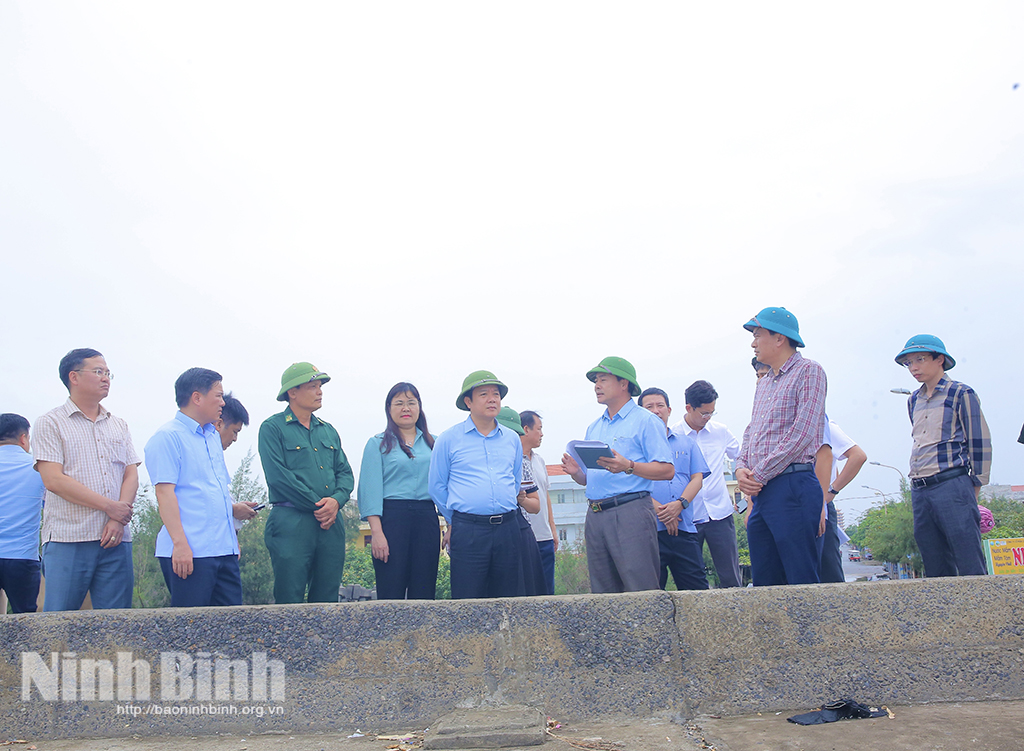 Đồng chí Chủ tịch UBND tỉnh kiểm tra công tác phòng, chống bão số 3
