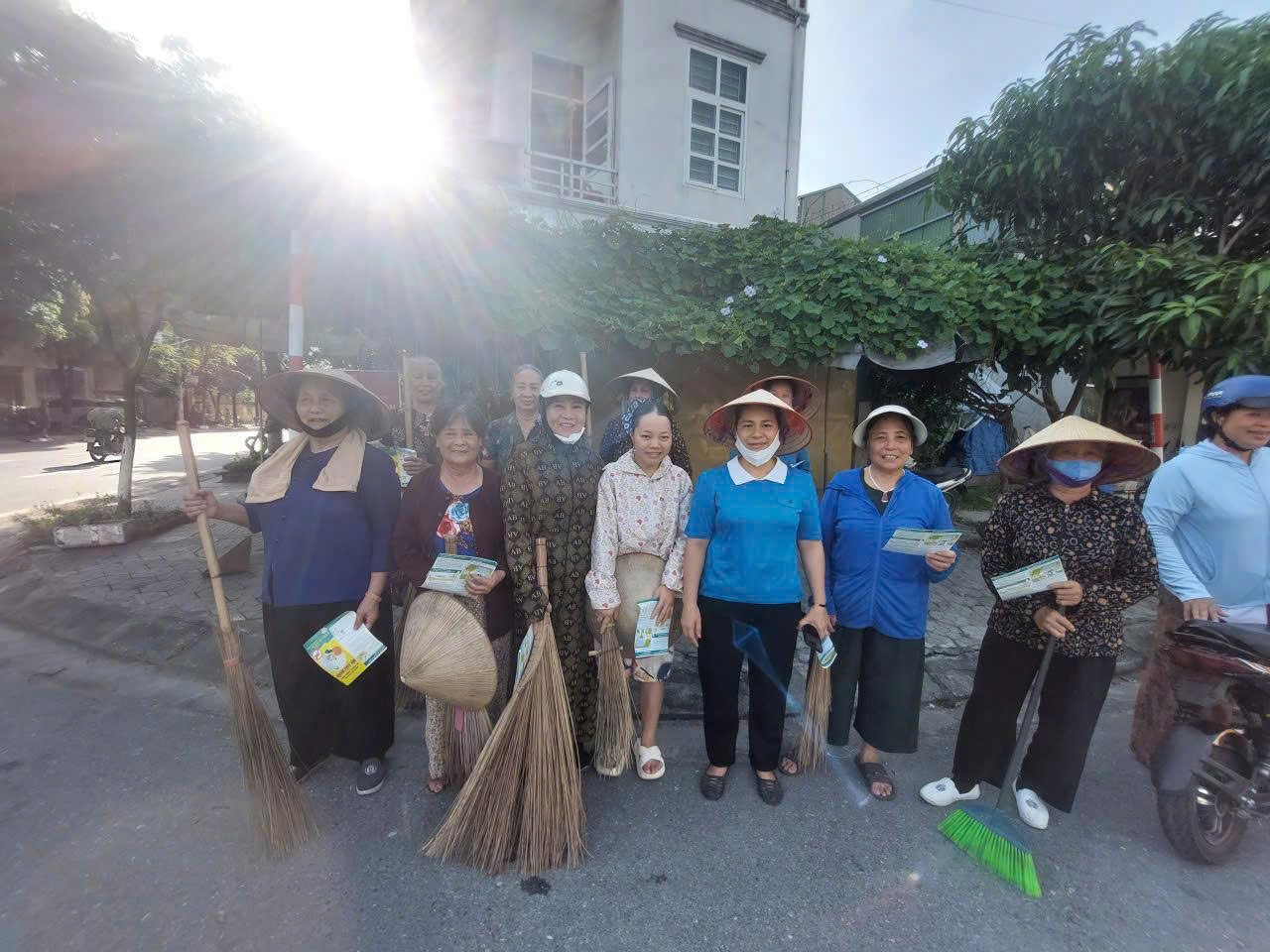 HỘI LHPN PHƯỜNG PHÙ VÂN RA QUÂN TỔNG VỆ SINH MÔI TRƯỜNG CHÀO MỪNG ĐẠI HỘI ĐẢNG BỘ PHƯỜNG LẦN THỨ I, NHIỆM KỲ 2025–2030