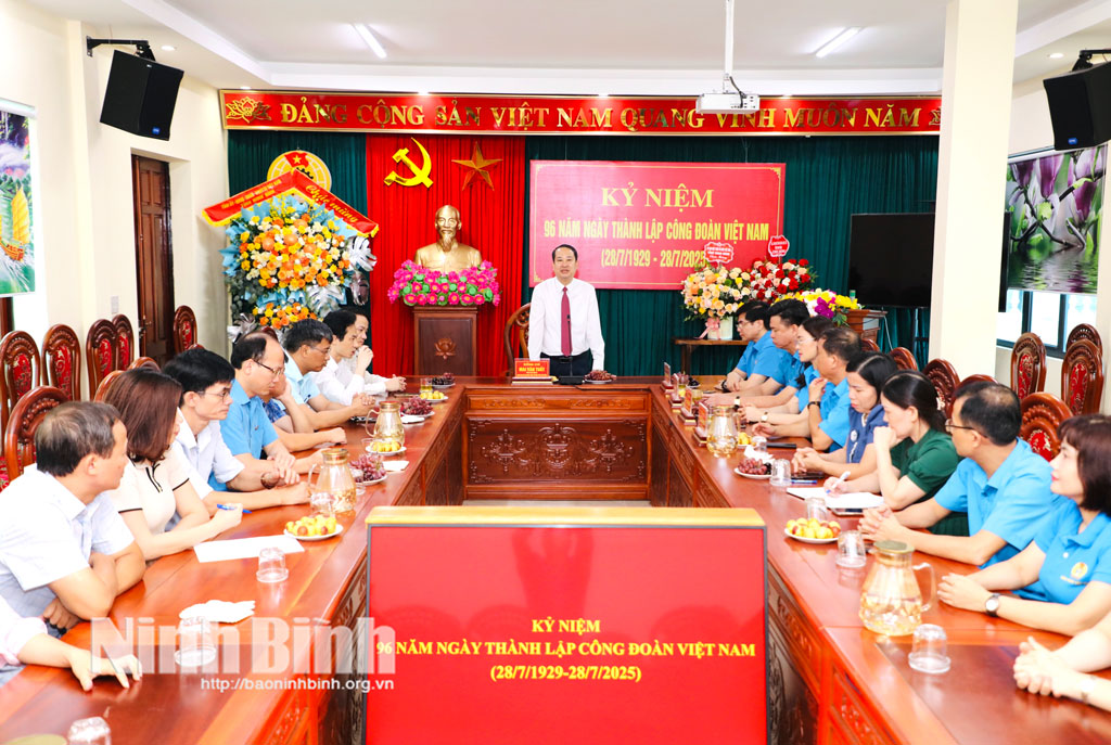 Đồng chí Phó Bí thư Tỉnh ủy, Chủ tịch Ủy ban MTTQ Việt Nam tỉnh chúc mừng Ngày thành lập Công đoàn Việt Nam