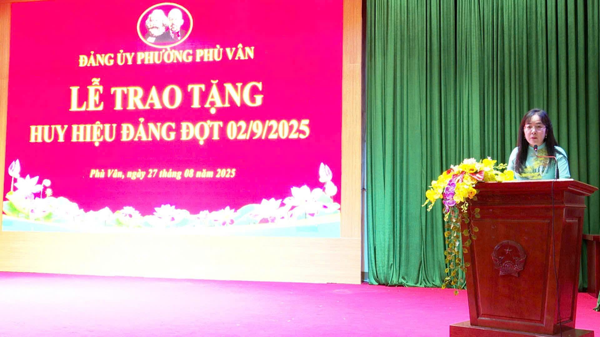 Đảng ủy phường Phù Vân tổ chức lễ trao tặng huy hiệu Đảng đợt 02/9/2025.